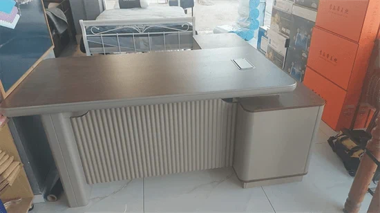 שולחן משרדי בהיר