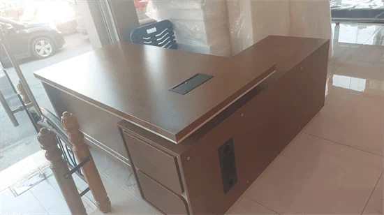 שולחן משרדי כהה